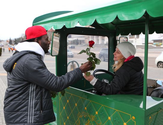 100 roses pour les femmes de Tiraspol