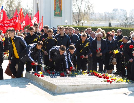 Los jugadores y el cuerpo técnico de  "Sheriff-2" visitaron el Memorial de la Gloria