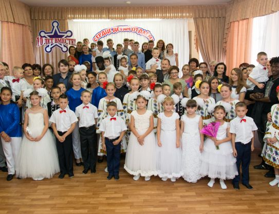 ¡El club de fútbol "Sheriff" felicitó la casa de niños huerfanos en su  aniversario!
