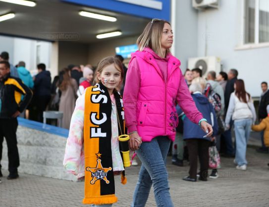Jeunes et vieux. Allons au match de football