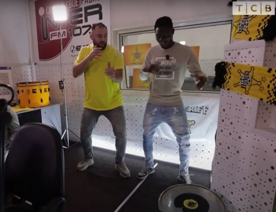 Joacă fotbal, pescuieşte şi dansează