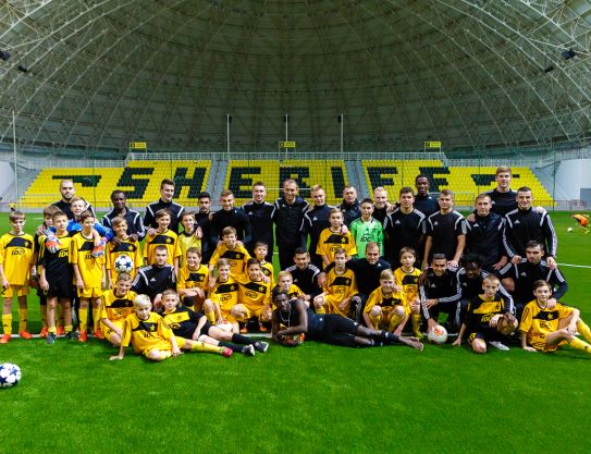 Jugadores de " Sheriff " tomaron foto con futuros campeones