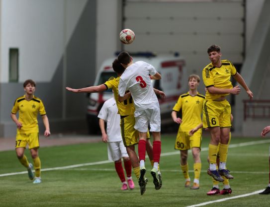 Юноши начали с победы