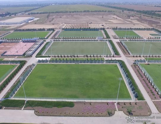 Nuevos campos de entrenamiento en el complejo deportivo "Sheriff" (video)