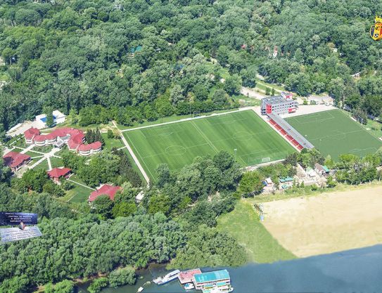 Nuevo entrenador, el primer campo de entrenamiento