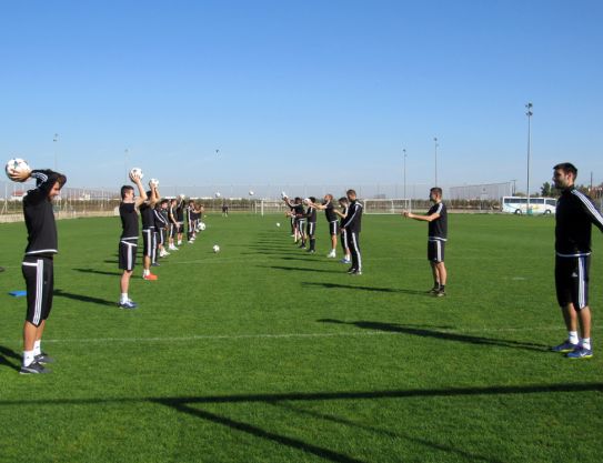 Stage d’entraînement à Chypre.  Le travail qui reste derrière les coulisses. Vidéo