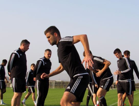 Stage d’entraînement à Chypre. Une journée de la vie d'un joueur au camp d'entraînement. Vidéo