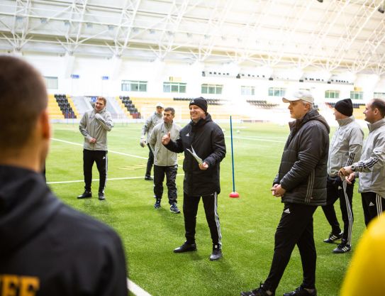 El entrenamiento comenzó  con las felicitaciones