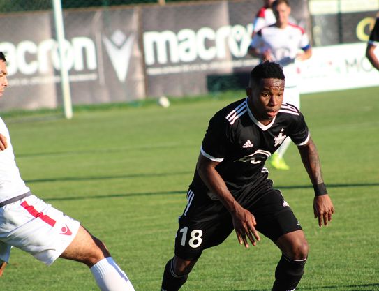 William Sinisterra en la ronda 2 del equipo nacional